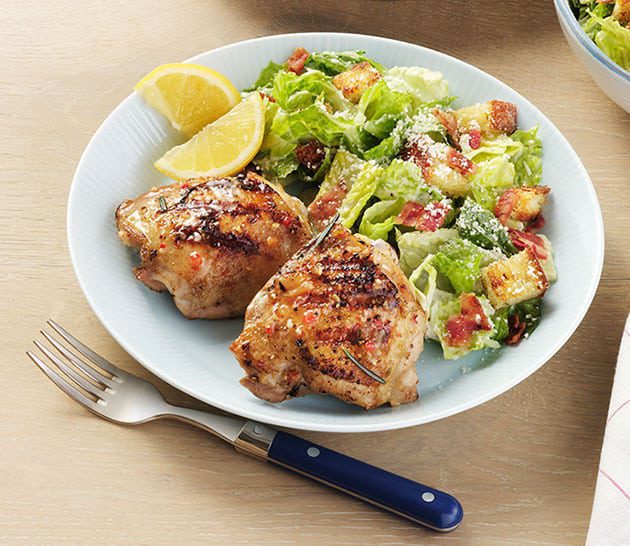 hauts de cuisse de poulet marinés et grillés à l'italienne avec la salade César
