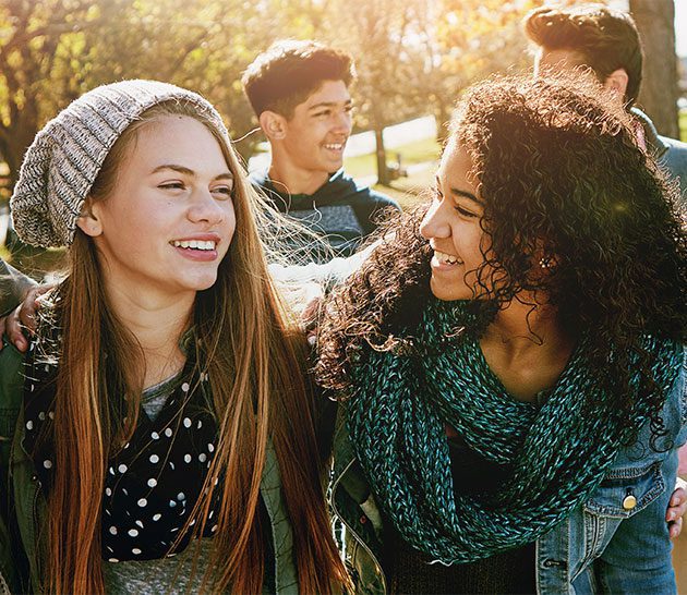deux adolescentes souriantes et se regardant