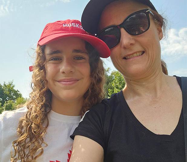 Kristie et sa fille Karolyn à la ferme urbaine McQuesten lors de leur participation au programme de bénévolat Rehausser le bien-être dans son voisinage des Aliments Maple Leaf à l’été 2025.