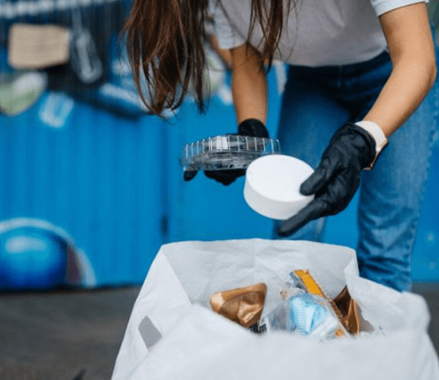 Personne triant les déchets recyclables.