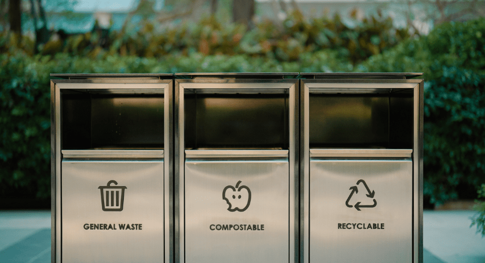 trois poubelles étiquetées « Déchets courants », « Compostable » et « Recyclable »